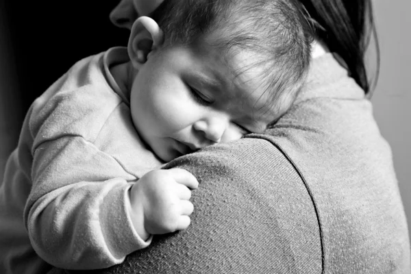 Pequena menina dormindo em braços mães — Fotografia de Stock