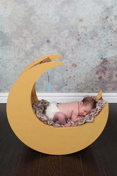 Bambino che dorme sulla luna — Foto Stock