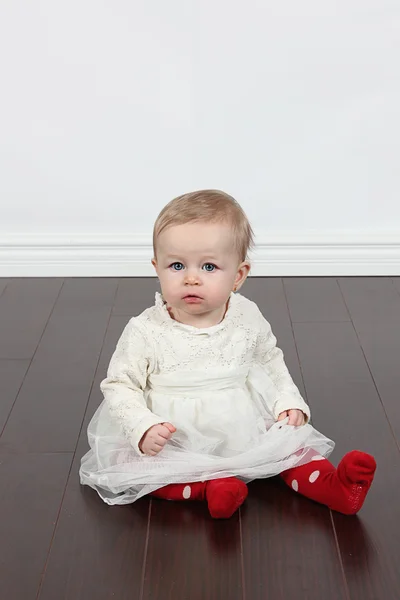 Niña vistiendo vestido blanco —  Fotos de Stock