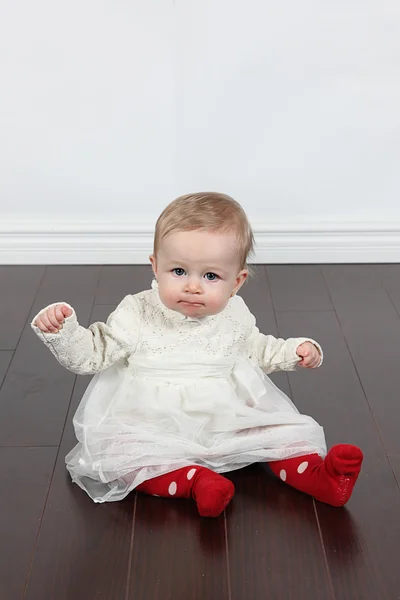 Menina vestindo vestido branco — Fotografia de Stock