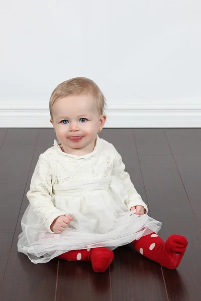 Маленькая девочка в белом платье — стоковое фото