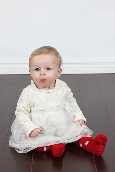Malá dívka, která nosí bílé šaty — Stock fotografie