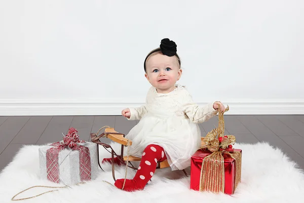 Красивая маленькая девочка с рождественскими подарками — стоковое фото