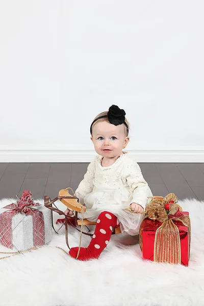 Adorable niña con regalos de Navidad — Foto de Stock