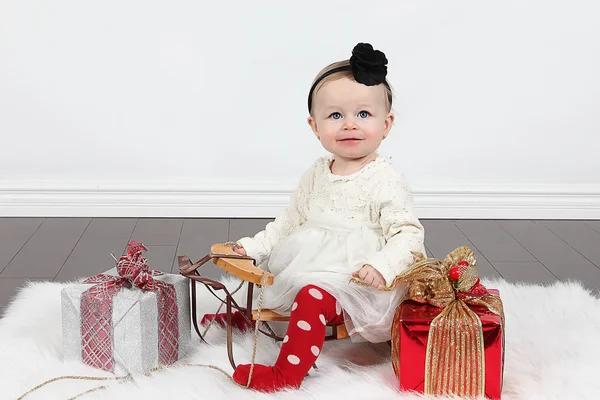 Bedårande liten flicka med julklappar — Stockfoto