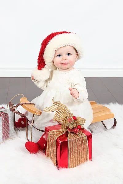 Menina no chapéu de Papai Noel — Fotografia de Stock