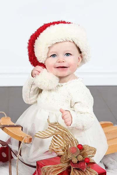 Liten flicka i hatt av jultomten — Stockfoto