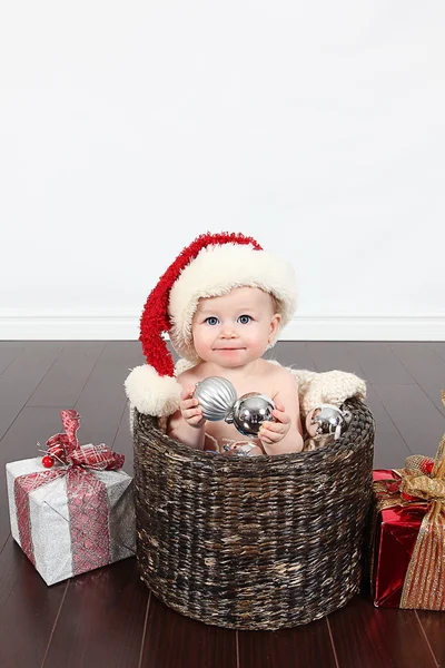 Девочка в шляпе Деда Мороза — стоковое фото