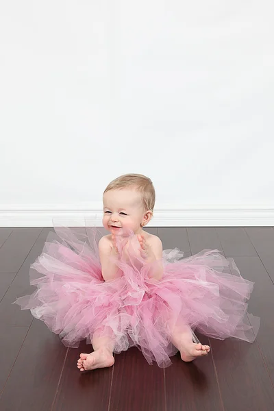 Αξιολάτρευτο μικρό κορίτσι στο ροζ φόρεμα — Φωτογραφία Αρχείου