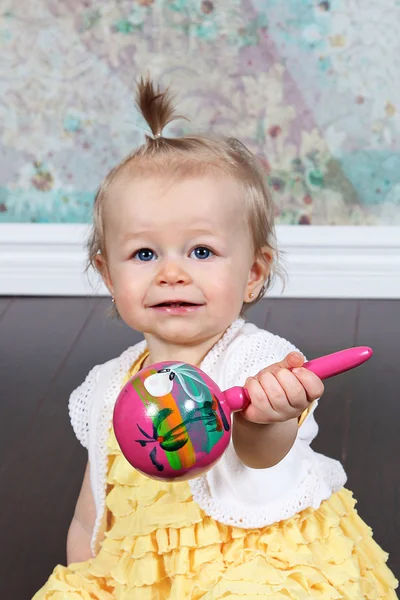 Babymeisje met speelgoed — Stockfoto