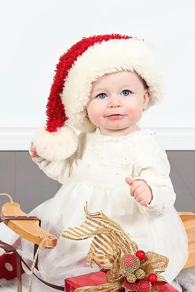 サンタ クロースの帽子の少女 — ストック写真