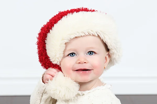 Девочка в шляпе Деда Мороза — стоковое фото