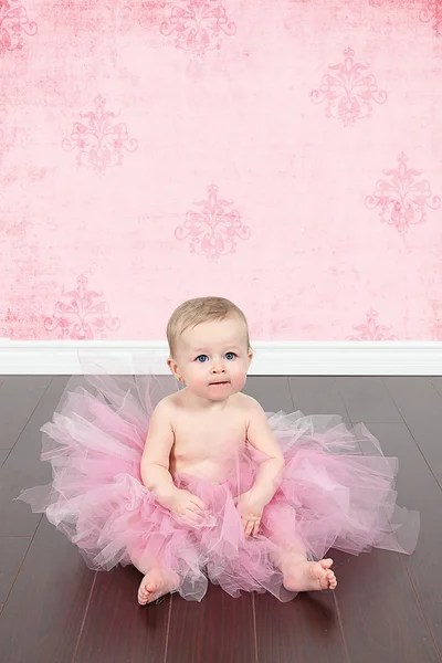 Schattig meisje in roze jurk — Stockfoto