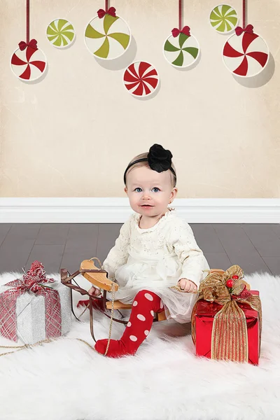 Menina adorável com presentes de Natal — Fotografia de Stock