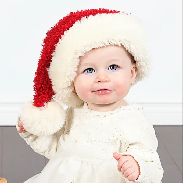 Petite fille dans le chapeau du Père Noël — Photo