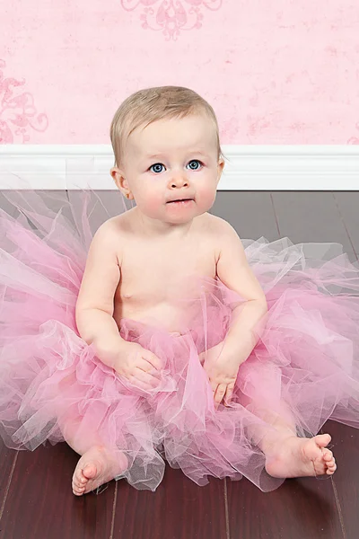 Αξιολάτρευτο μικρό κορίτσι στο ροζ φόρεμα — Φωτογραφία Αρχείου