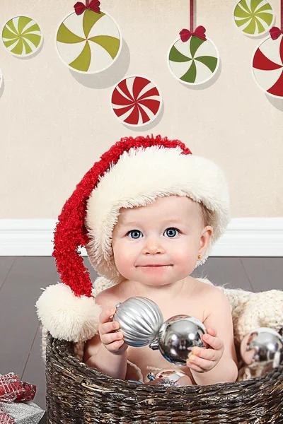 Menina no chapéu de Papai Noel — Fotografia de Stock