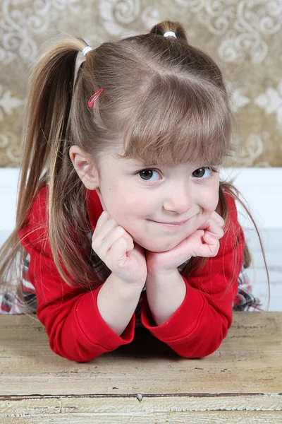 Hermosa niña posando en el estudio — Foto de Stock