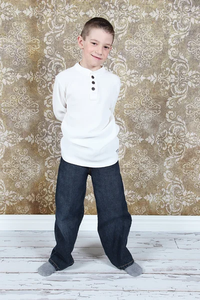 Kleiner Junge posiert im Studio — Stockfoto