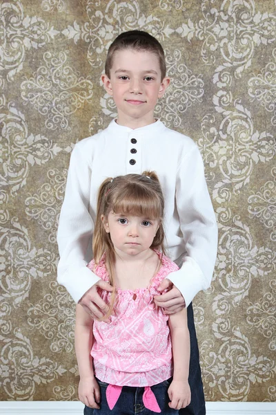 Hermano pequeño y hermana en el estudio — Foto de Stock