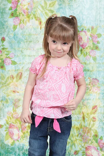 Hermosa niña posando en el estudio — Foto de Stock