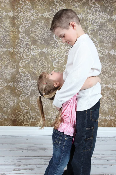 Lilla bror och syster i studio — Stockfoto