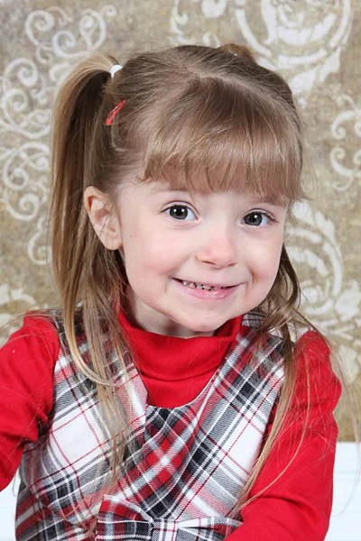 Hermosa niña posando en el estudio — Foto de Stock