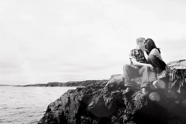 Kaukasisk par nära havet — Stockfoto