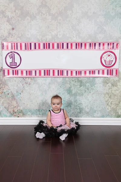 Niña en vestido rosa — Foto de Stock