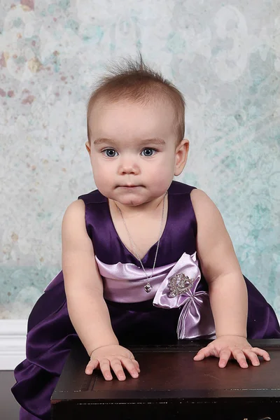 Kleines Mädchen im lila Kleid — Stockfoto