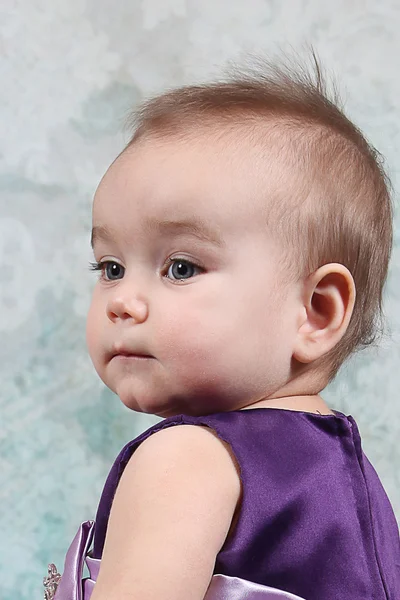 Niña en vestido morado — Foto de Stock