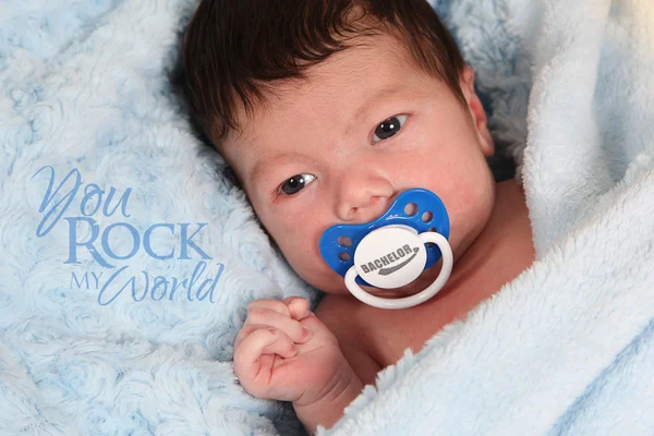 Baby boy liggande Nippel på handduk — Stockfoto