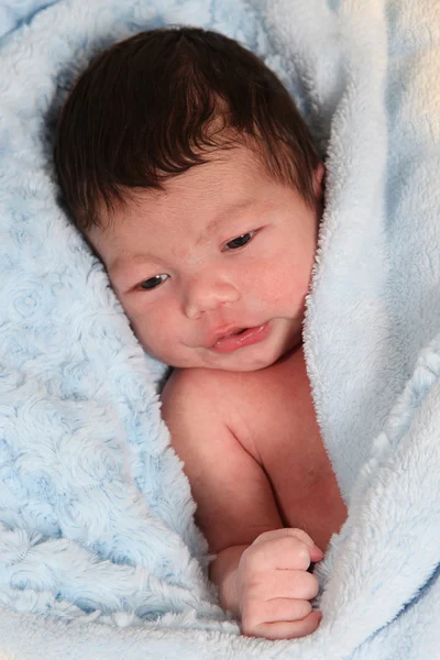 Babyjongen liggend op een handdoek — Stockfoto