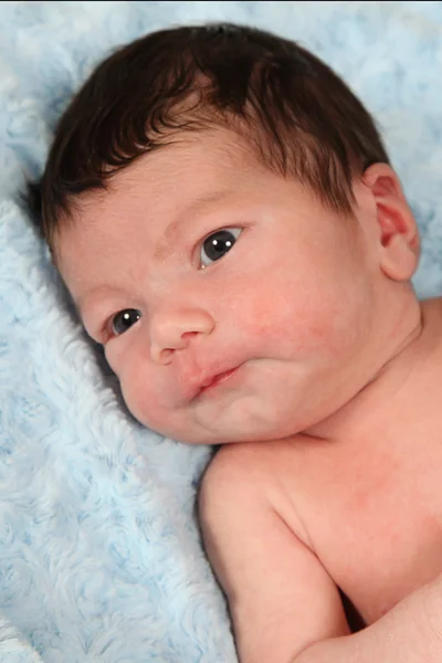 Baby boy lying on towel — Stock Photo, Image