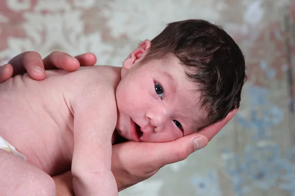 Bebé cerca en la mano de la madre — Foto de Stock