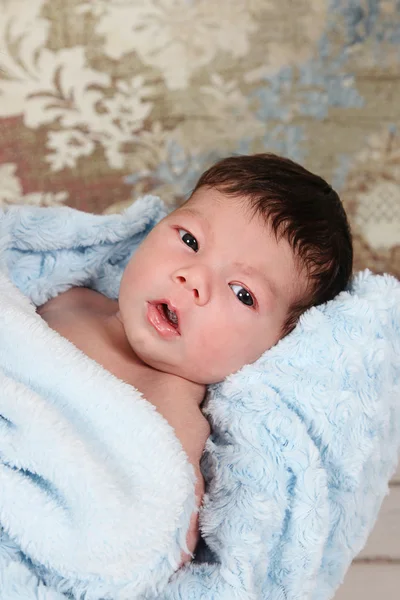 Baby boy laying on towel — Stock Photo, Image
