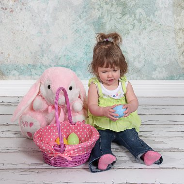 Paskalya sepetli küçük kız