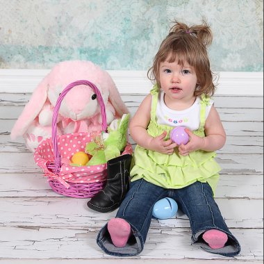 Paskalya sepetli küçük kız