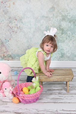 Paskalya sepetli küçük kız