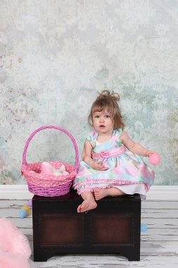 sepet ile vintage göğüs üzerinde oturan kız