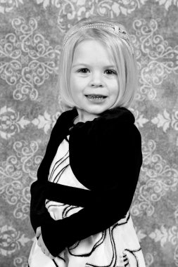 güzel küçük bir kız stüdyoda poz