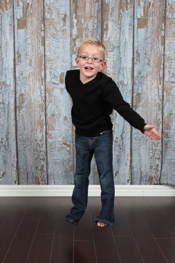 Çocuk eski boş odaya eğleniyor