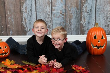 çocuklar için halloween pumpkins ve sarı yaprakları ile
