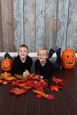 çocuklar için halloween pumpkins ve sarı yaprakları ile