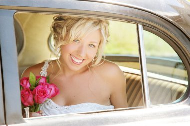 gelin düğün günü arabada