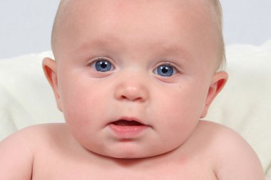 mavi gözlü küçük çocuk