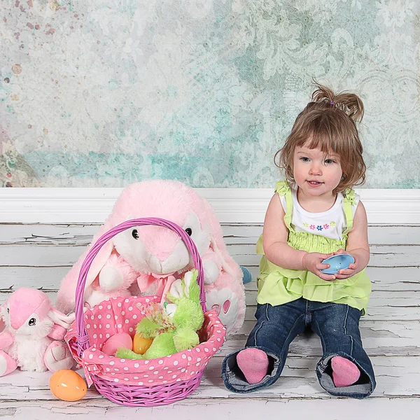 Niña con cesta de Pascua —  Fotos de Stock