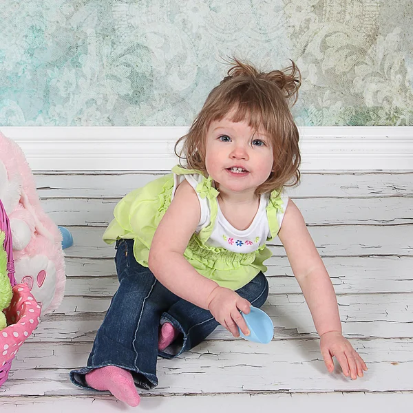 Bambina che gioca in studio — Foto Stock