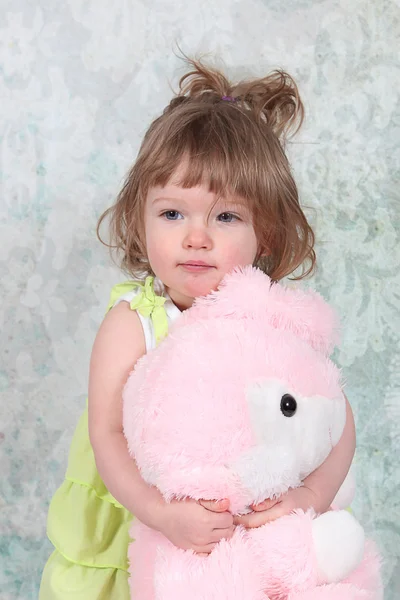 Holčička s růžový hračka králík — Stock fotografie