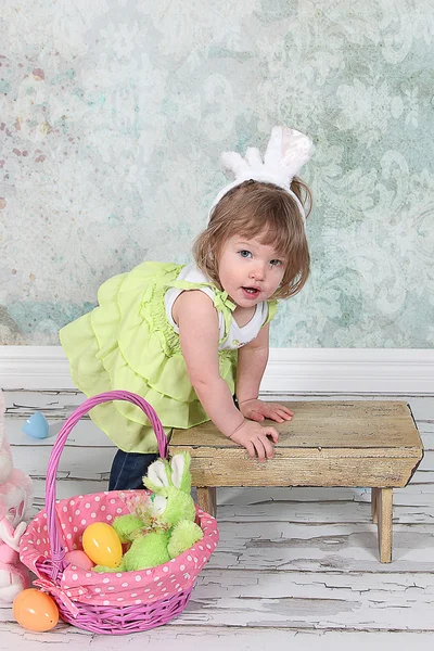 Paskalya sepetli küçük kız